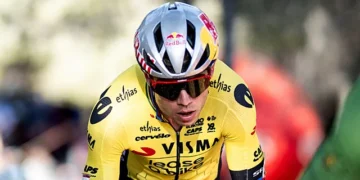 ‘Handen in het haar’: Van Aert begint voorjaar met valse noot