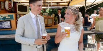 Wout van Aert viert huwelijksverjaardag met ontroerende boodschap en speciaal geschenk voor Sarah De