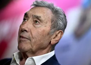 Wielerlegende Eddy Merckx is opnieuw in het ziekenhuis opgenomen, wat wereldwijd voor bezorgdheid zorgt bij zijn fans.
