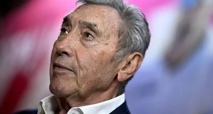 Wielerlegende Eddy Merckx is opnieuw in het ziekenhuis opgenomen, wat wereldwijd voor bezorgdheid zorgt bij zijn fans.