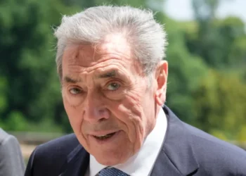 Wielerlegende Eddy Merckx is opnieuw opgenomen in het ziekenhuis, wat wereldwijd bezorgdheid veroorzaakt onder zijn fans.