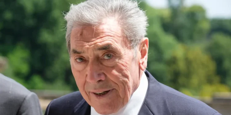 Wielerlegende Eddy Merckx is opnieuw opgenomen in het ziekenhuis, wat wereldwijd bezorgdheid veroorzaakt onder zijn fans.