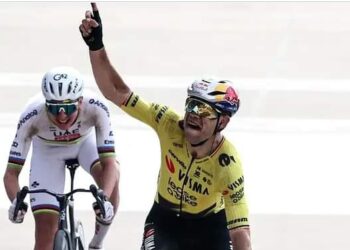 Van Aert verrast met opvallende wens na emotionele zege in Roubaix