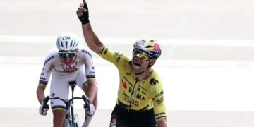 Van Aert verrast met opvallende wens na emotionele zege in Roubaix