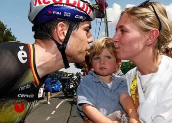 Wout van Aert is terug thuis na een week vakantie met zijn vrouw Sarah De Bie en hun kinderen. Meteen na zijn triomf in Parijs-Roubaix trokken ze naar Marbella voor een week die hem duidelijk veel deugd heeft gedaan.