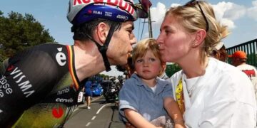 Wout van Aert is terug thuis na een week vakantie met zijn vrouw Sarah De Bie en hun kinderen. Meteen na zijn triomf in Parijs-Roubaix trokken ze naar Marbella voor een week die hem duidelijk veel deugd heeft gedaan.