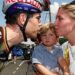 Wout van Aert is terug thuis na een week vakantie met zijn vrouw Sarah De Bie en hun kinderen. Meteen na zijn triomf in Parijs-Roubaix trokken ze naar Marbella voor een week die hem duidelijk veel deugd heeft gedaan.
