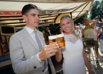 Wout van Aert viert huwelijksverjaardag met ontroerende boodschap en speciaal cadeau voor vrouw Sarah De Bie