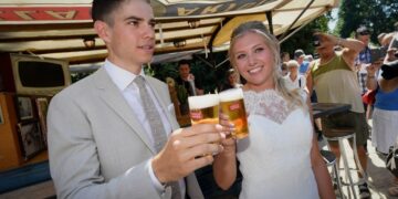 Wout van Aert viert huwelijksverjaardag met ontroerende boodschap en speciaal cadeau voor vrouw Sarah De Bie