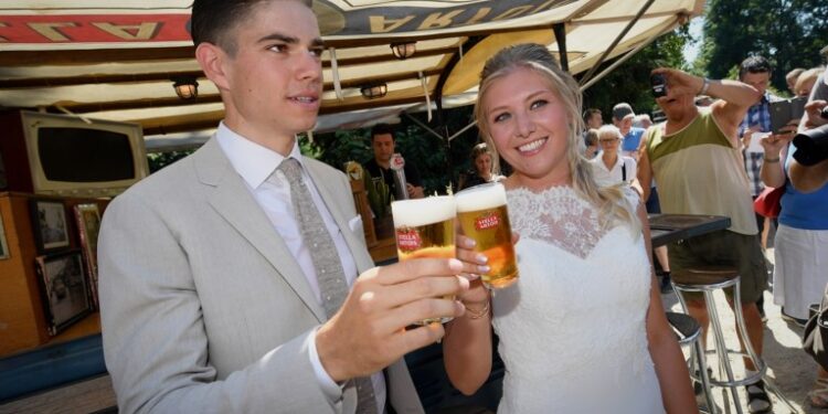 Wout van Aert viert huwelijksverjaardag met ontroerende boodschap en speciaal cadeau voor vrouw Sarah De Bie