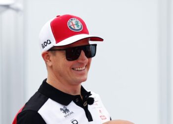 “’JÄÄMIES EI KOSKAAN MUUTU…’ – Kimi Räikkönen leviää jälleen viraaliksi kahden sanan vastauksella, joka saa Formula 1 -fanit hymyilemään.”