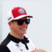“’JÄÄMIES EI KOSKAAN MUUTU…’ – Kimi Räikkönen leviää jälleen viraaliksi kahden sanan vastauksella, joka saa Formula 1 -fanit hymyilemään.”